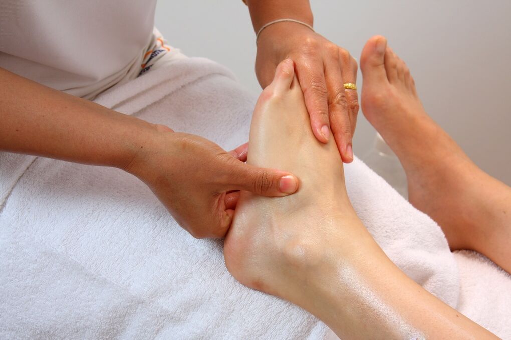 massage de la cheville pour l'arthrose