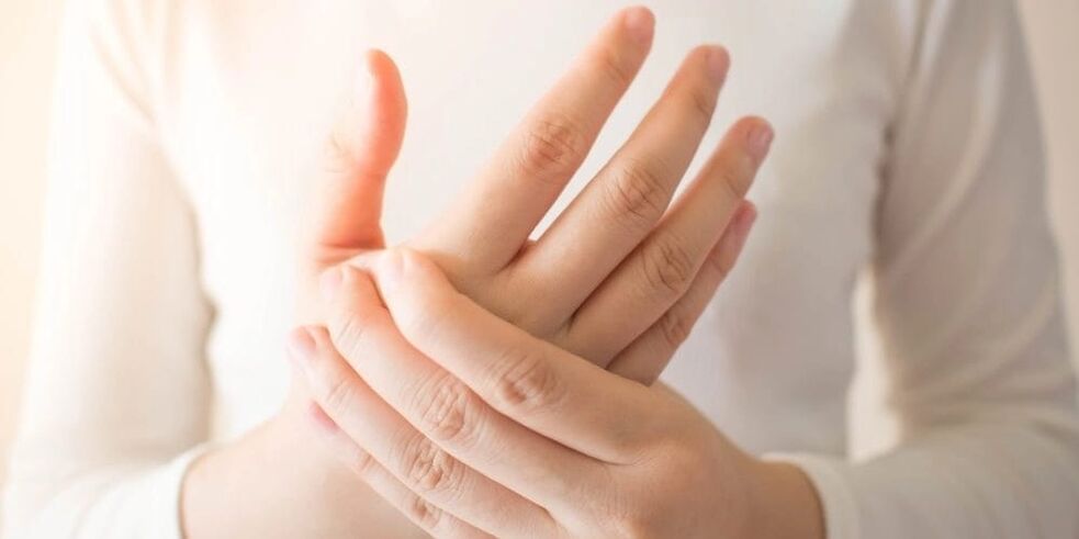 Avec la goutte, une douleur aiguë apparaît dans les articulations des doigts, accompagnée d'excroissances osseuses sur les phalanges.