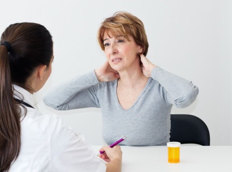 lors d'un rendez-vous chez le médecin pour l'ostéochondrose cervicale